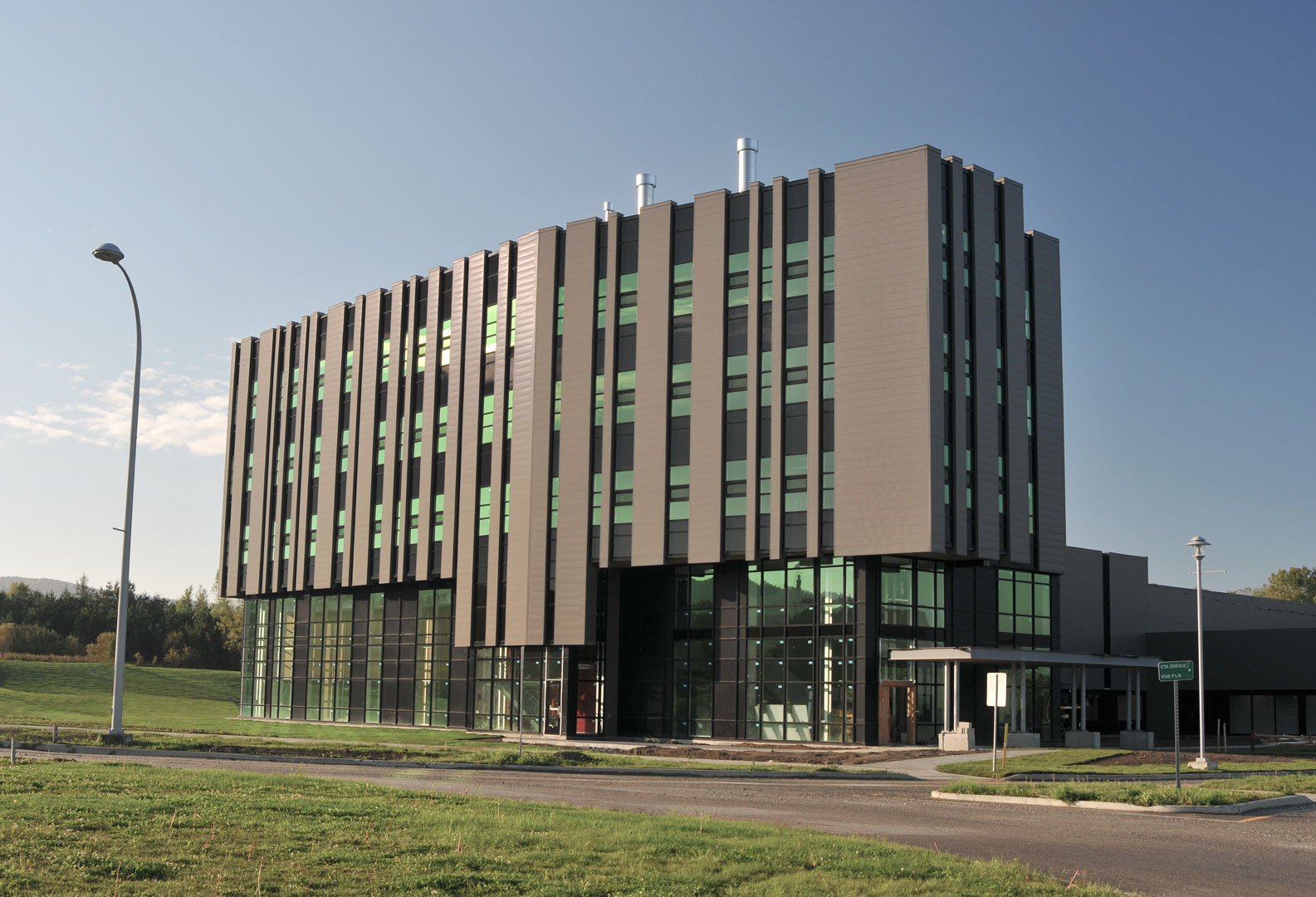 Institut Interdisciplinaire d'Innovation Technologique 3it Université de Sherbrooke Espace Vital Architecture